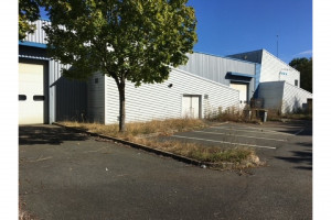 Local d'activités de 1 000 m² en vente  à Montereau-Fault-Yonne